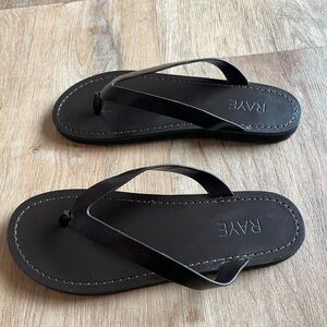 Raye Lilah flip flop sandal / size 8.5 / chocolate brown